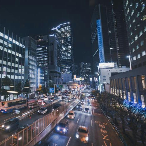 夜景と走行する車